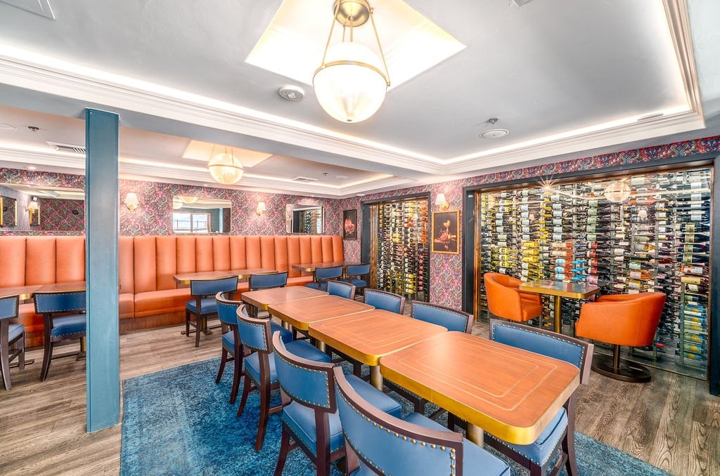 Landing Wine Room_Full Table