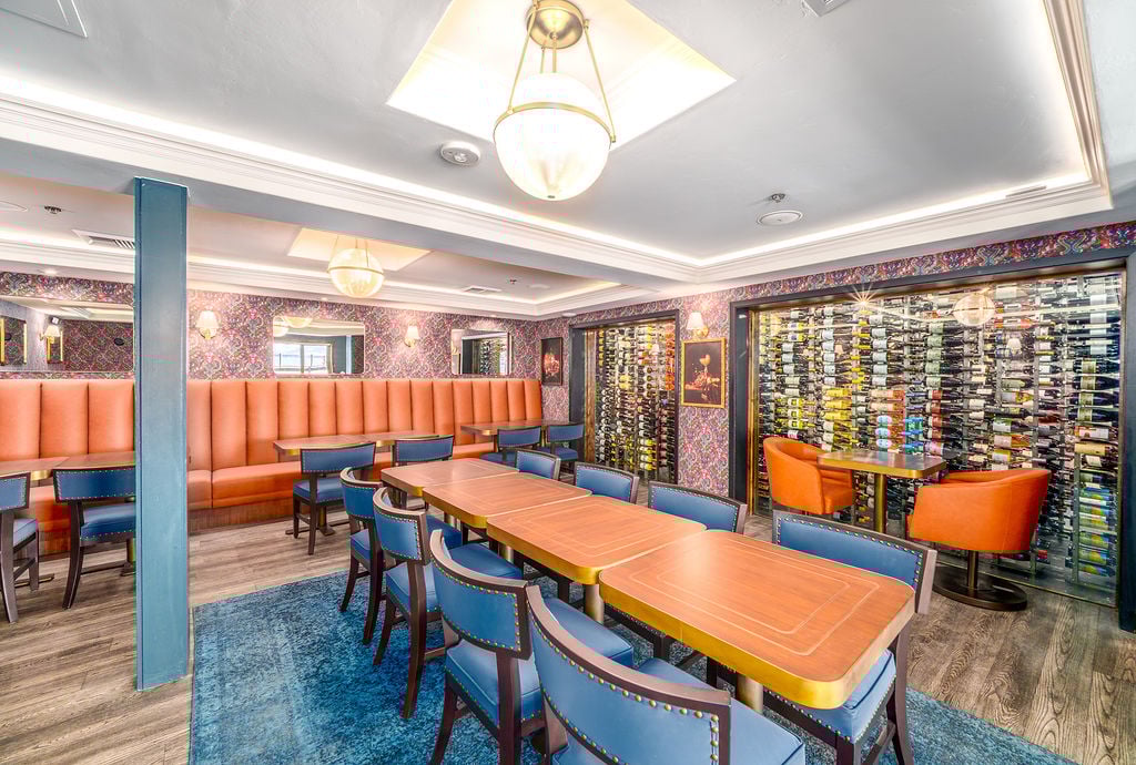 Landing Wine Room_Full Table