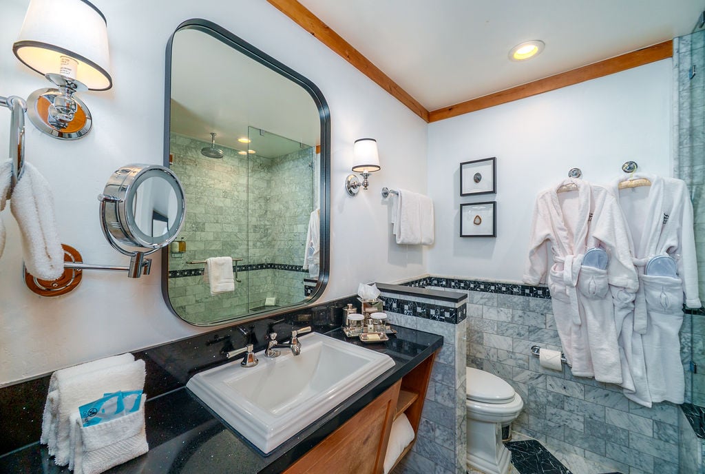 Premier King_Queen & Premier Partial Lakeview Bath
