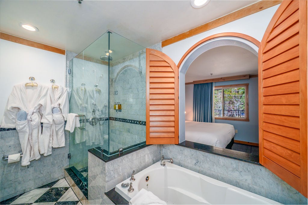 Premier King_Queen & Premier Partial Lakeview Bath_Shower