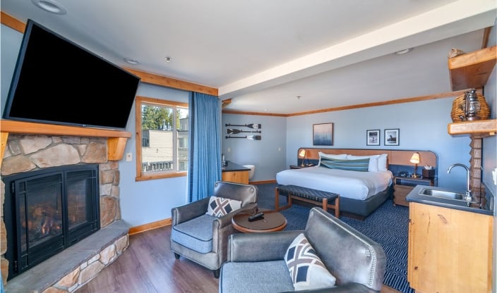 Premier Lakefront Studio