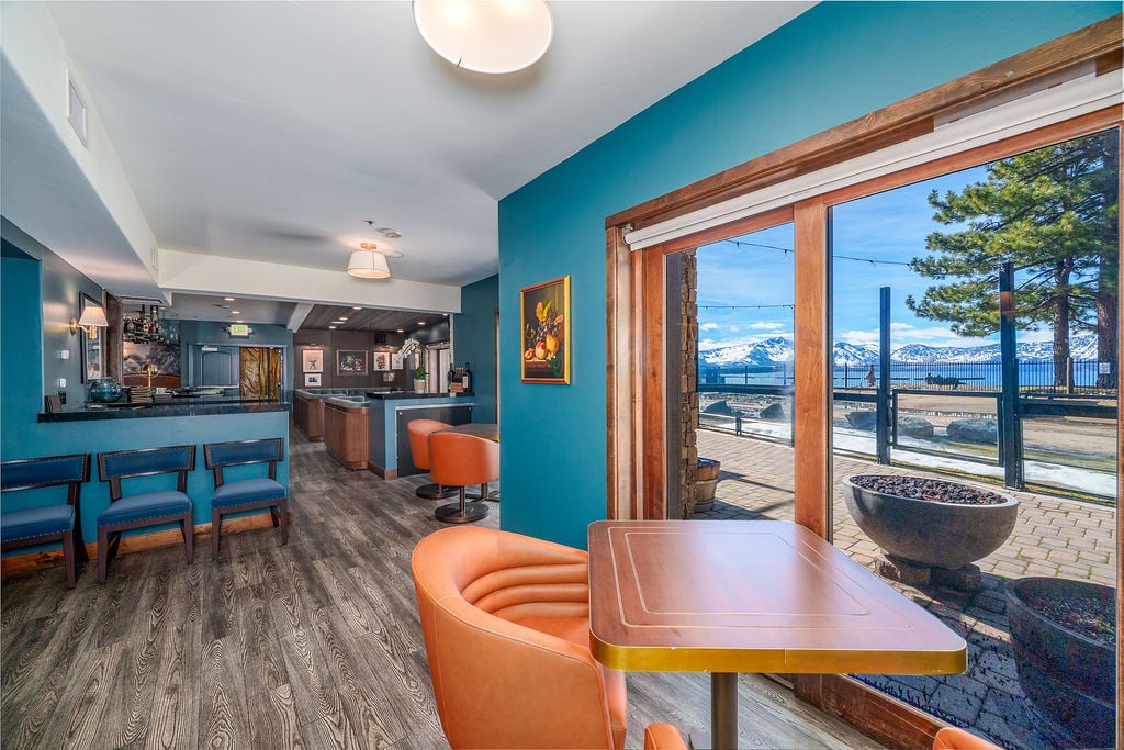 Lakeside Dining View Tables